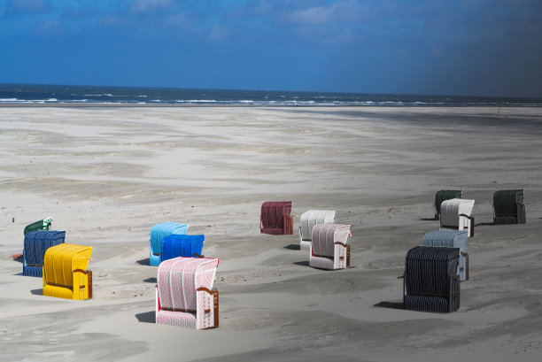 Carpe diem:傍晚时分在海滩上-利用白天图片下载