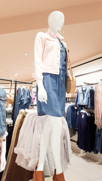 全新时尚服装店的内饰图片下载