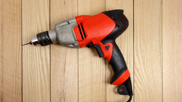 在木板上钻孔。Pjoto形象图片下载