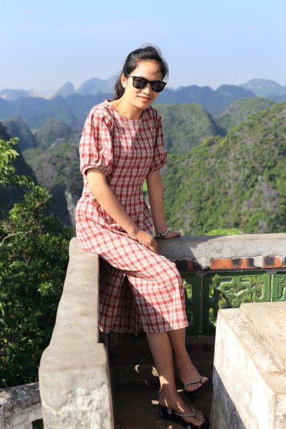 这名女子在越南宁平市坦coc的Hang Mua旅游图片下载