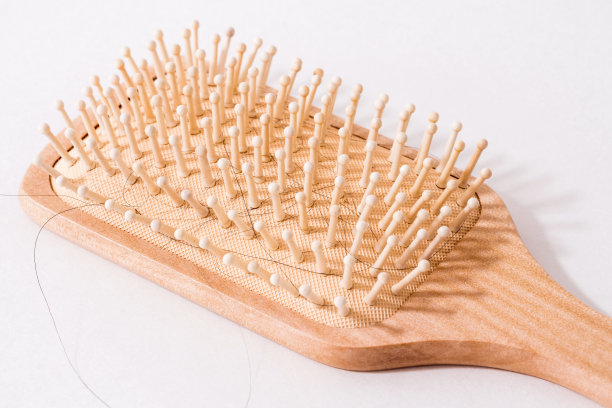 用白色背景上的头发梳理头发。图片下载