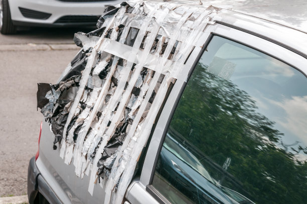 汽车侧窗破碎破碎的玻璃用尼龙和胶带保护图片下载