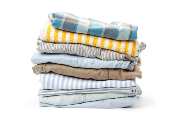 一堆衣服孤立在白色上图片下载