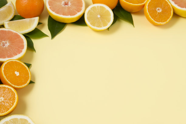 柑橘类水果在黄色的背景图片下载