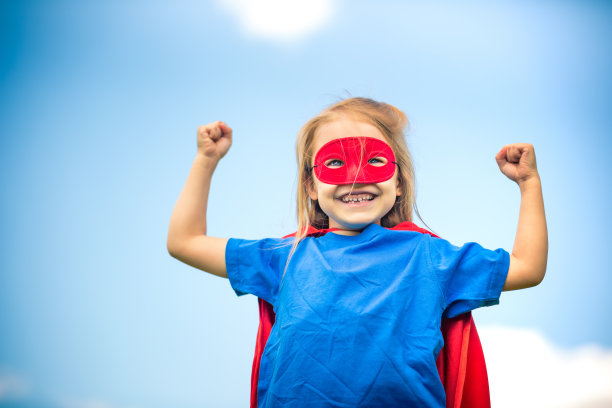 有趣的小女孩扮演的超级英雄。图片下载