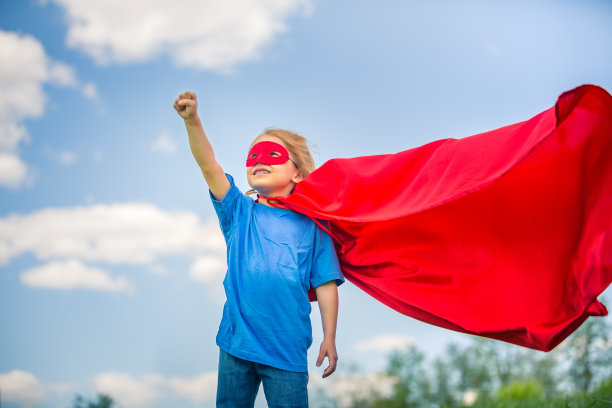 有趣的小女孩扮演的超级英雄。图片下载