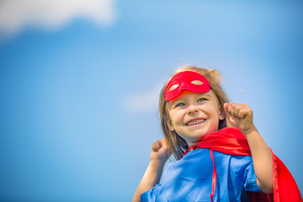 有趣的小女孩扮演的超级英雄。图片下载