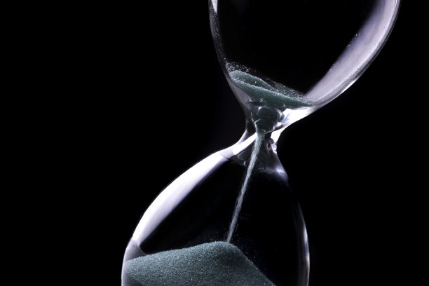 沙子穿过沙漏的灯泡图片下载