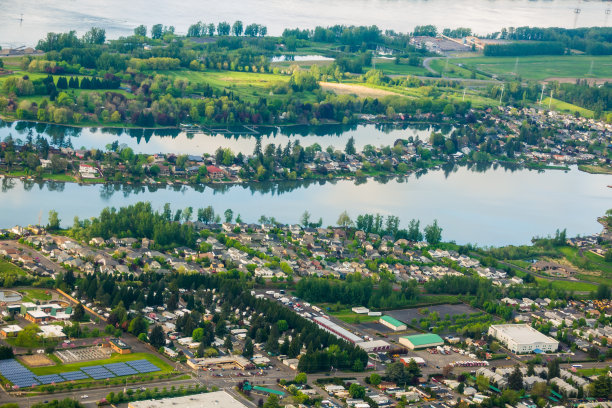蓝色和法拉第湖的鸟瞰图在穆尔特诺玛县附近的俄勒冈州波特兰图片下载