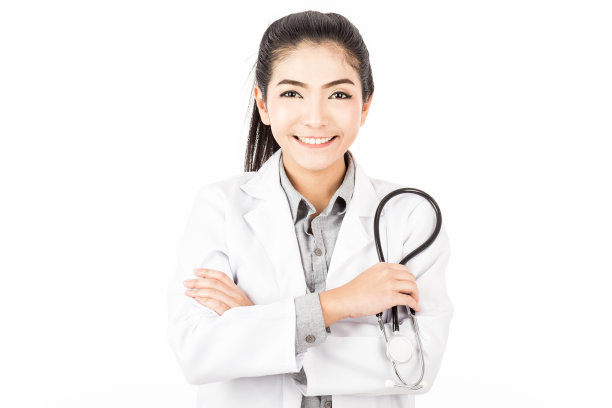 美丽迷人的亚洲女医生微笑着拿着听诊器感觉如此幸福和自信，孤立在白色的背景，医疗保健和医疗理念图片下载