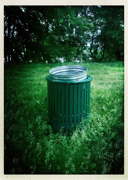 公园里的垃圾桶图片下载