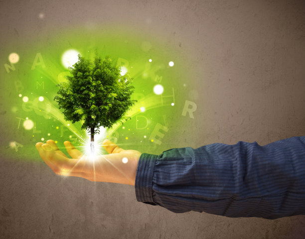 一个女人手里长着一棵发光的树图片下载