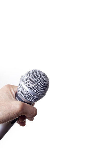 拿着一个麦克风图片下载