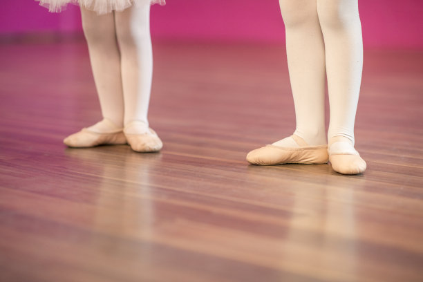 舞女站在地板上图片下载