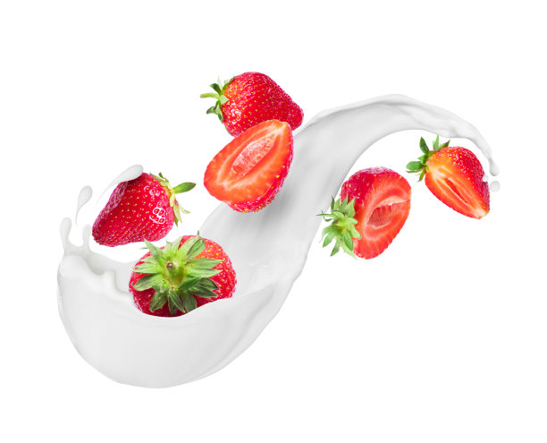 草莓与牛奶飞溅近距离孤立在白色背景图片下载