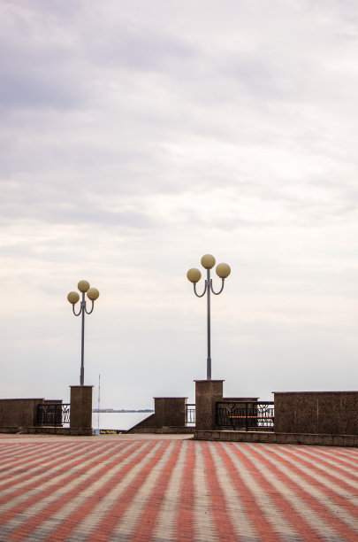 河堤上五颜六色的铺装瓦片和灯笼图片下载
