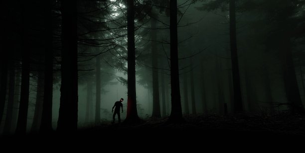 在绿色的森林里，一只眼睛闪着红光的僵尸图片下载