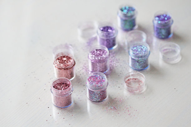 用于盒子里钉子设计的多色亮片。在jar闪闪发光。指甲用锡箔。组照片。闪闪美丽，闪闪发光图片下载