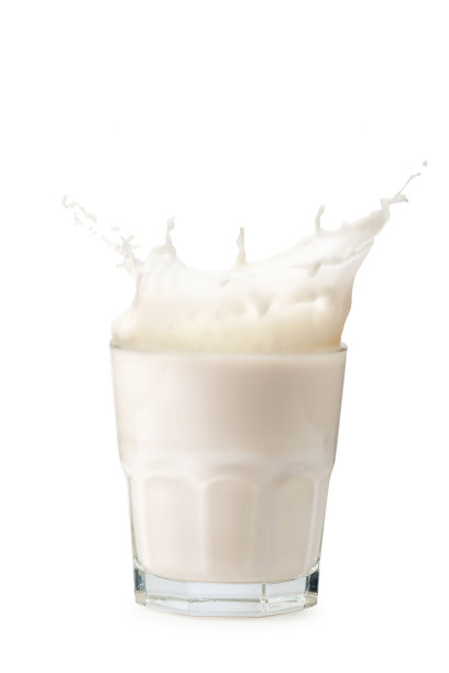 玻璃上溅出的牛奶被隔离在白色的背景上图片下载