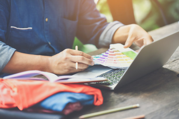 设计师们正在为客户设计产品中使用的颜色。图片下载