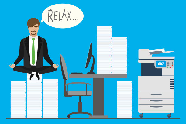 商人坐在一堆纸上，摆出莲花的姿势图片下载