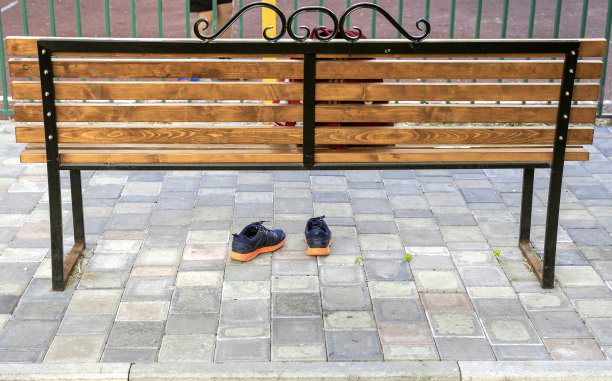 球鞋放在篮球场附近的长椅下图片下载