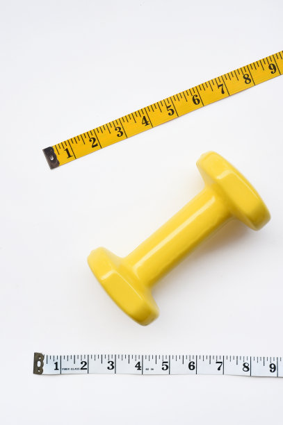 健身概念哑铃和卷尺图片下载