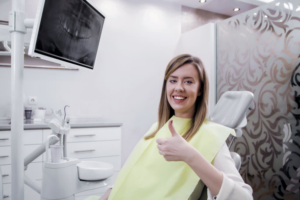 坐在牙科诊所的女人竖起大拇指图片下载