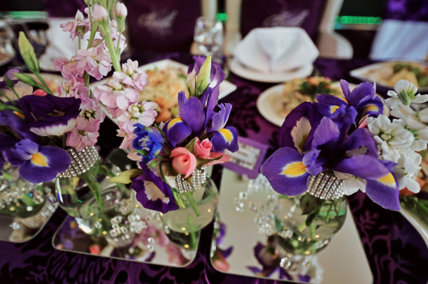 用鲜花和艺术元素装饰婚宴餐桌。婚礼装饰。关闭的桌子预约。豪华餐饮活动图片下载
