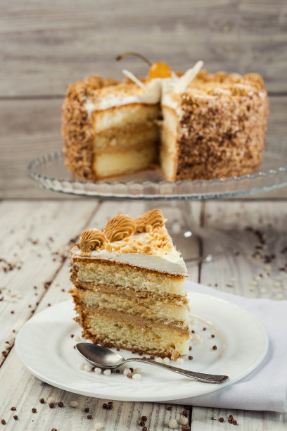 木质背景上的巧克力奶油樱桃饼干蛋糕图片下载