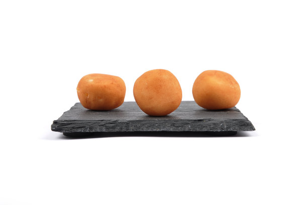 页岩板上的杏仁糖土豆图片下载