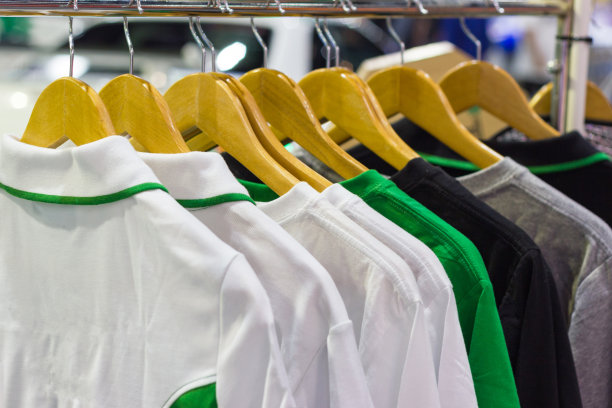 男人的衣服挂在衣架上图片下载