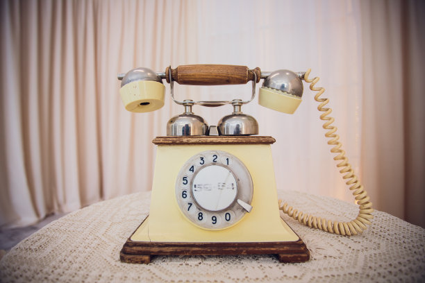 老式旋转式电话放在木桌上图片下载