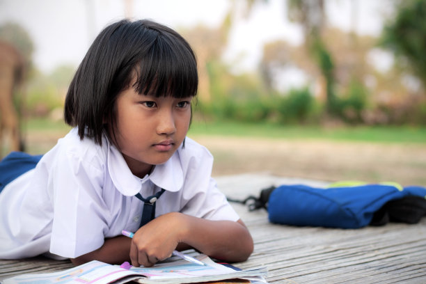 农村的女学生。图片下载