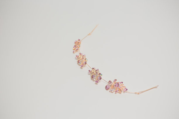 女性配饰，以白色为背景。图片下载