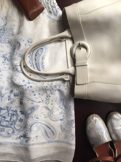 夏季丝绸连衣裙及饰品图片下载