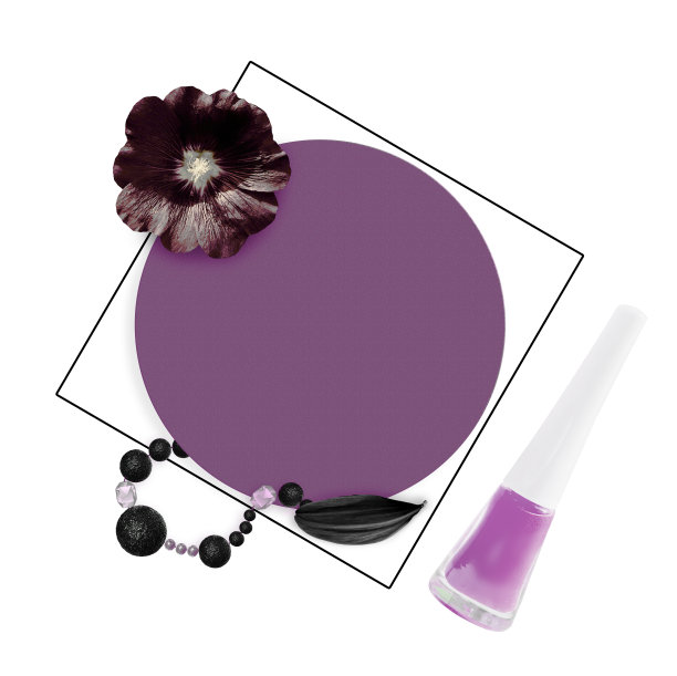 女性化的背景。深红色的圆圈和黑色的花，黑色的花瓣，珠子，指甲在白色的背景。现代女性的背景。图片下载