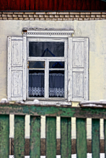 房子灰色墙壁上旧窗户上的木百叶窗图片下载