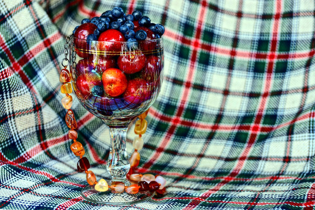 成熟的新鲜浆果装在有色物质的杯子里图片下载