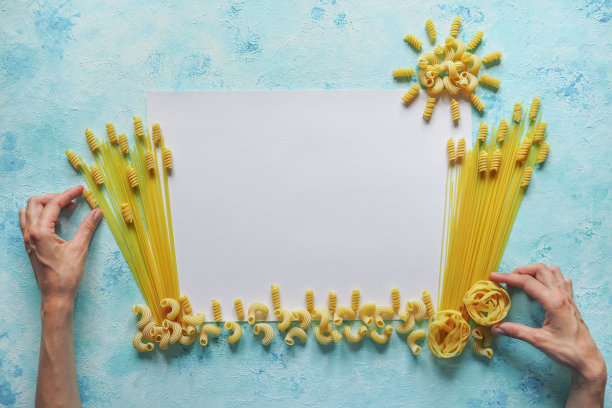 糨糊是装饰涂在蓝色桌子上的。副本的空间。图片下载