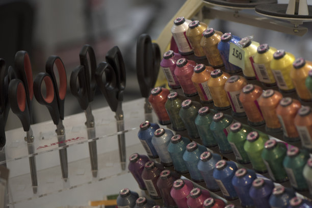 缝纫线和剪刀图片下载