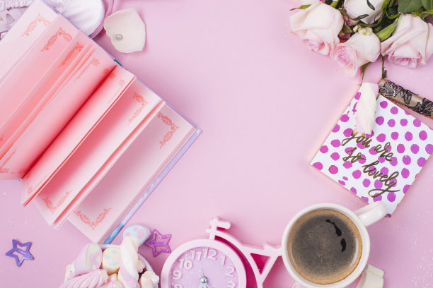 平面图像。女士的配饰，早上的咖啡和粉红色背景上的白玫瑰花。本空间图片下载
