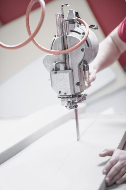 木匠用竖锯切割木板图片下载