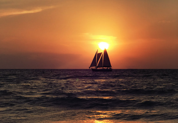 日落和帆船。照片图像图片下载