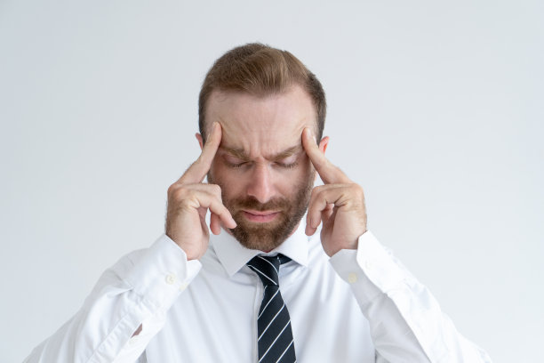 商人摸着寺庙，聚精会神图片下载