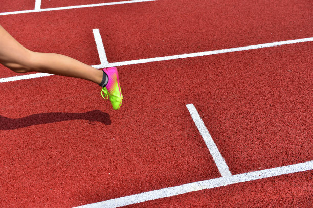 跑道上的运动员图片下载