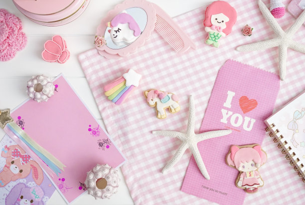 粉色和白色的童话概念。可爱的美人鱼和独角兽马卡龙。前视图。图片下载