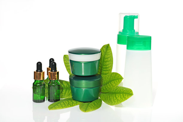 天然化妆品设置与草药提取在白色的背景。天然有机化妆品图片下载