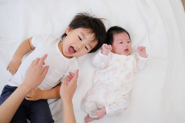 躺着幼儿和新生婴儿图片下载