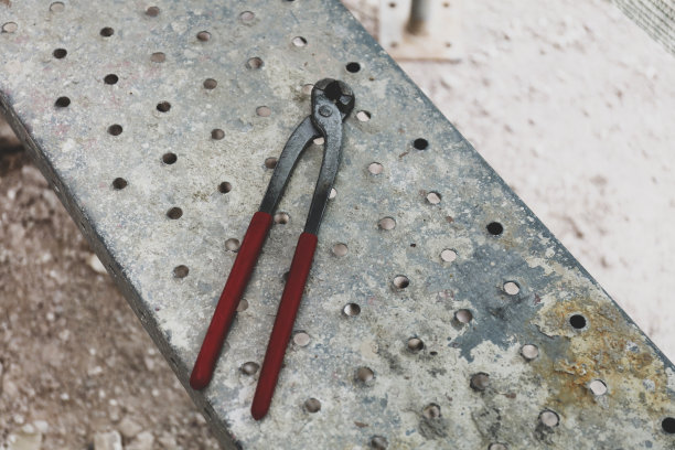 旧铁钳，钳子或镊子图片下载